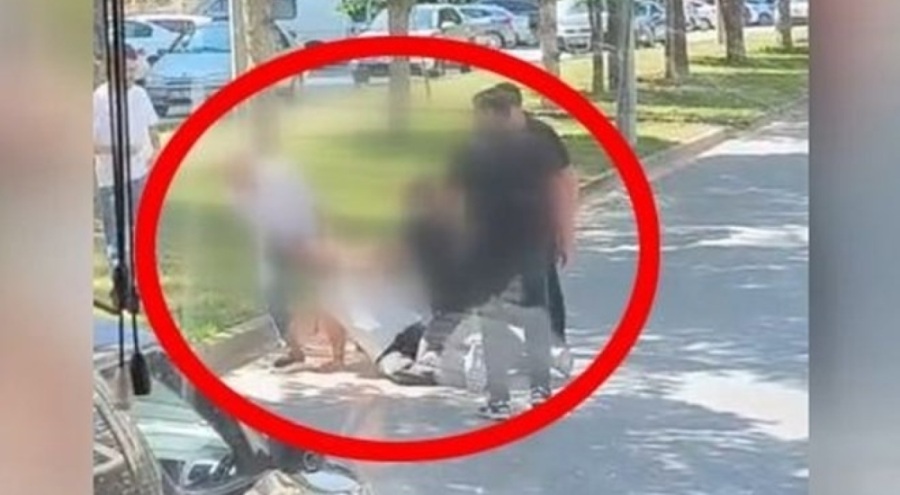 Yol ortasında alacak verecek kavgası! Kemerle boğazını sıktılar
