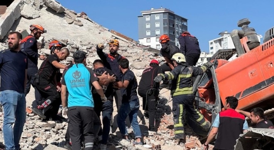 Kahramanmaraş'ta ağır hasarlı bina çöktü!