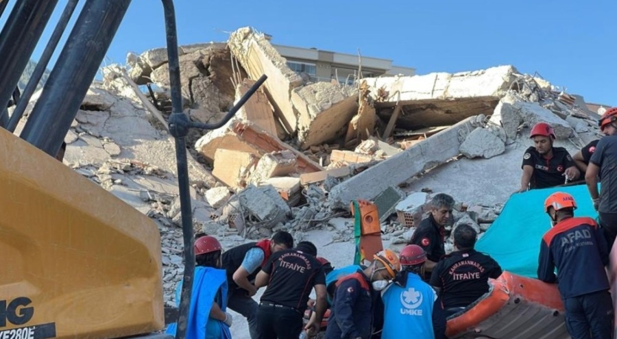 Depremde hasar alan bina çöktü! İş makinesi operatörü yaşamını yitirdi