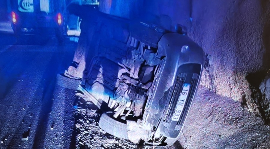 Bursa'da aracın devrilmesi sonucu 2 kişi yaralandı