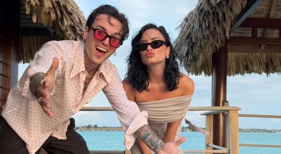 Demi Lovato'dan balayı pozları