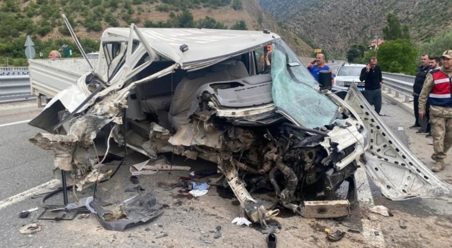 Kamyonet bariyerlere çarptı: Ölü ve yaralılar var