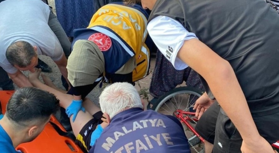 Kontrolden çıkan otomobil, çocukların arasına daldı: Yaralılar var