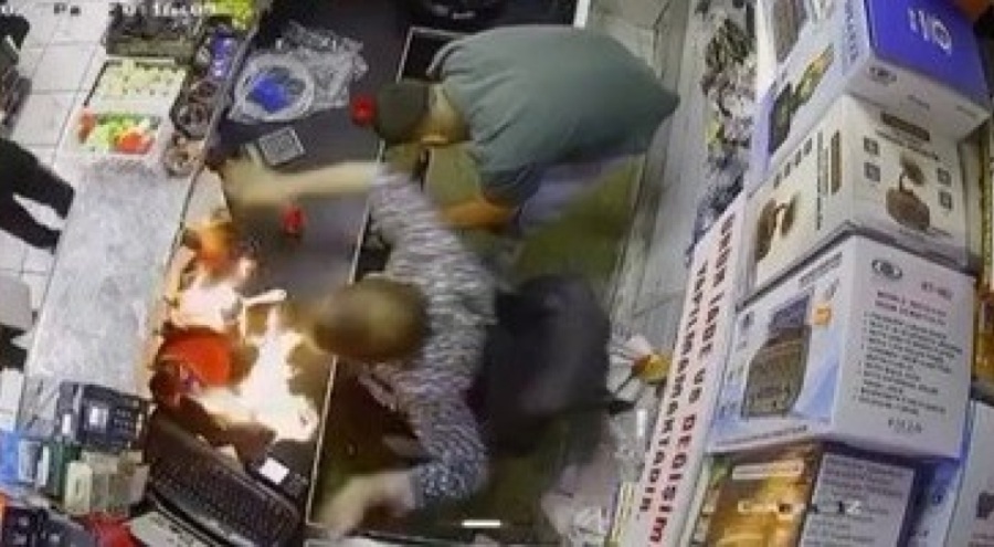 Bursa'da iş yerinde panik! Çakmakla oynarken masayı yaktı