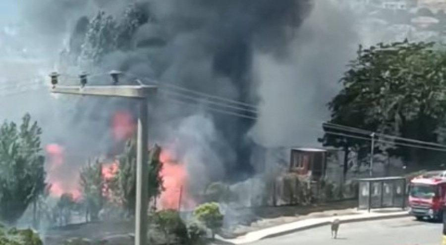 Yangında bekçi kulübesi kül oldu