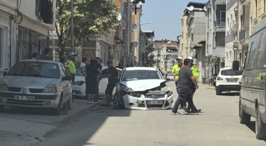 Bursa'da otomobiller çarpıştı! Yaralılar var