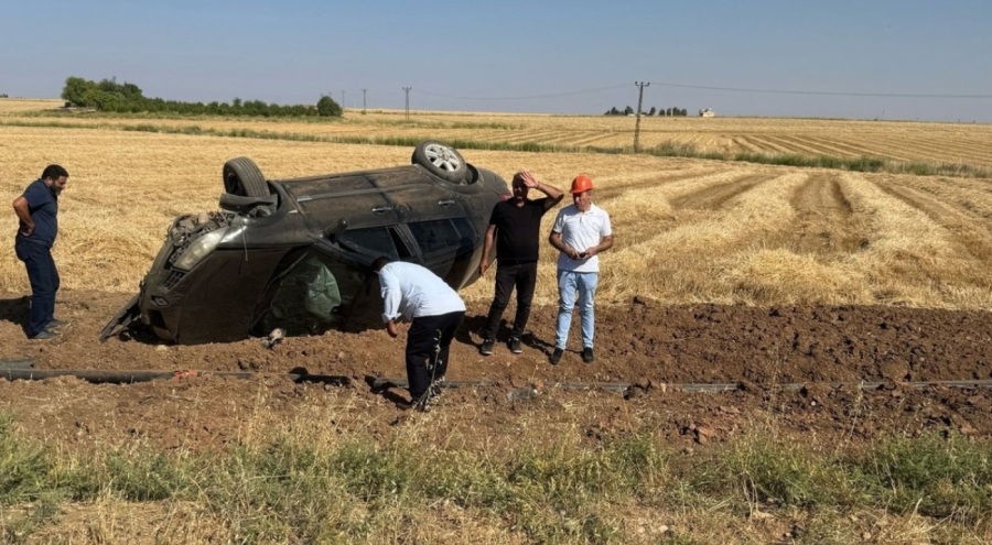 Otomobil tarlaya devrildi: Baba ile kızı yaralandı