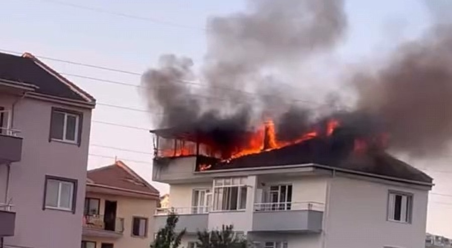 Bursa'da çatı cayır cayır yandı! 1 kişi dumandan etkilendi