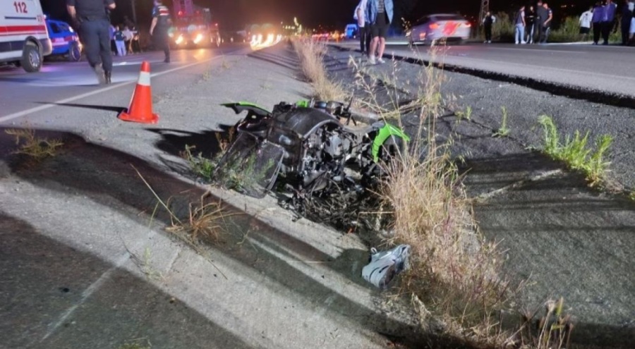 Yarış yaparken farları yanmayan otomobile çarpan motosikletler paramparça oldu! Acı detay