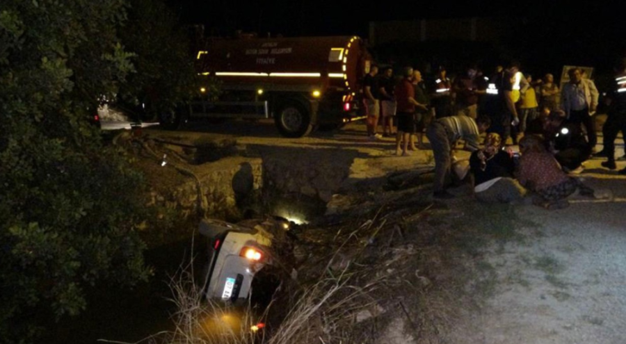 Otomobil kanala uçtu! Boğularak can verdiler