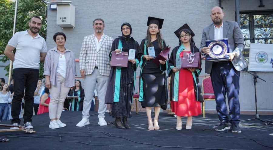 Bursa'da torundan dede mirasına vefa... Ömer Kızıl, Nuri Erbak Lisesi mezunlarına ödül verdi