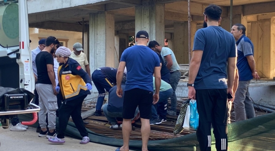 İşçi 3. kattan demirlerin üzerine düştü