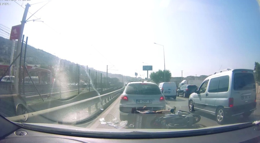 Bursa'da trafikten kaçmaya çalışan motosikletliler çarpıştı