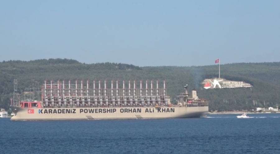 Dünyanın en büyük enerji gemisi Çanakkale Boğazı'ndan geçti