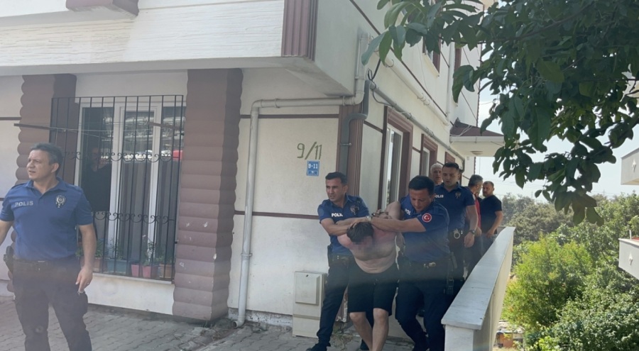 4 aylık bebeği rehin aldı!
