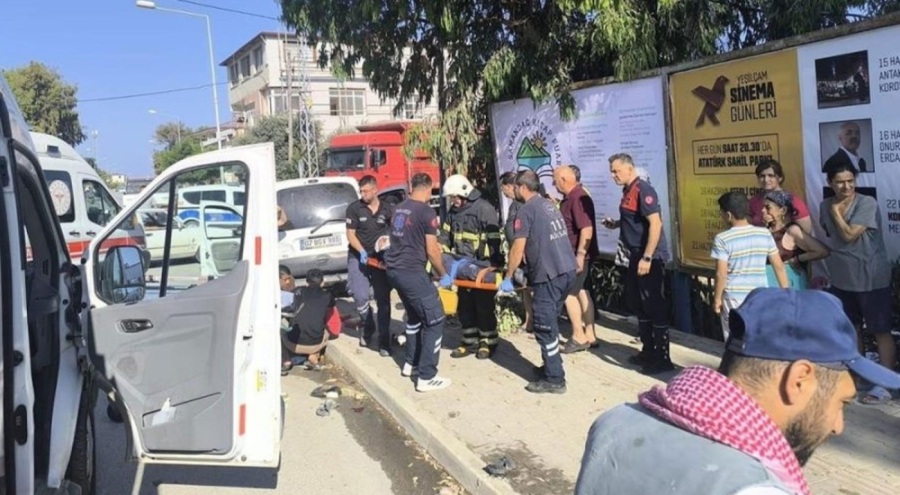 Hafif ticari araç ile otomobil çarpıştı!