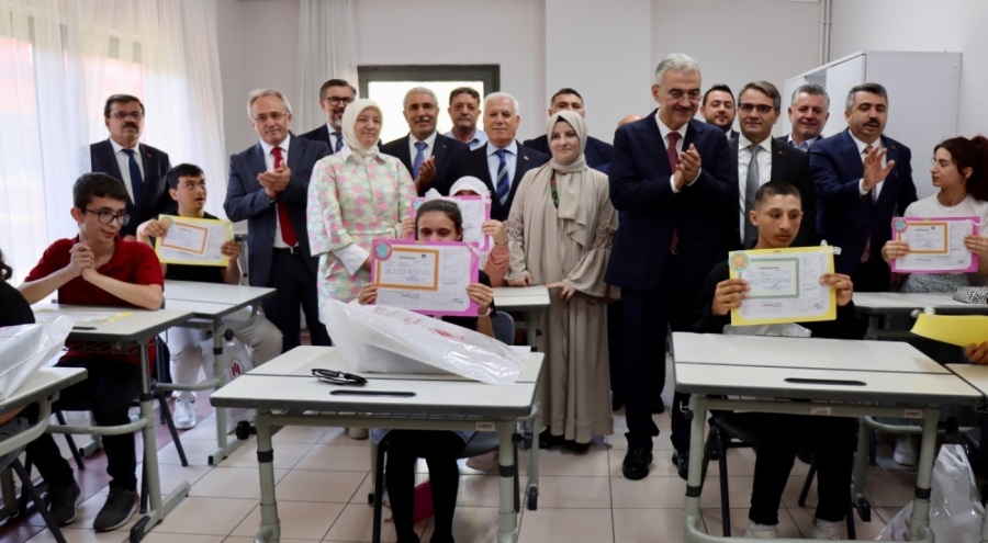 Bursa'daki okullarda karne heyecanı