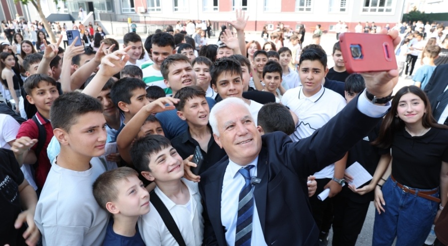 Bursa Büyükşehir Belediye Başkanı Bozbey, öğrencilerin karne heyecanına ortak oldu