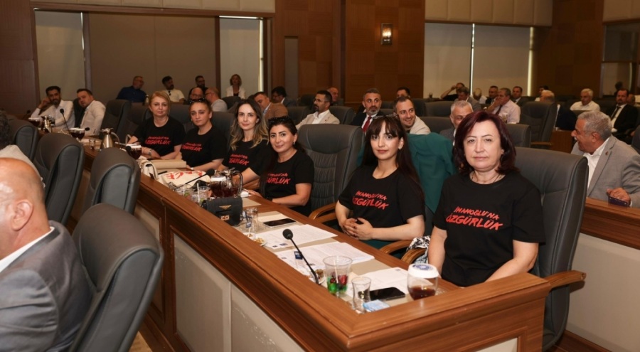 Bursa'da meclise "İmamoğlu'na özgürlük" tişörtüyle katıldılar