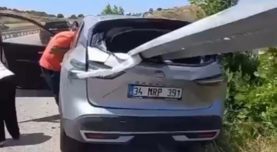 Bariyere saplanan araçta mucize kurtuluş