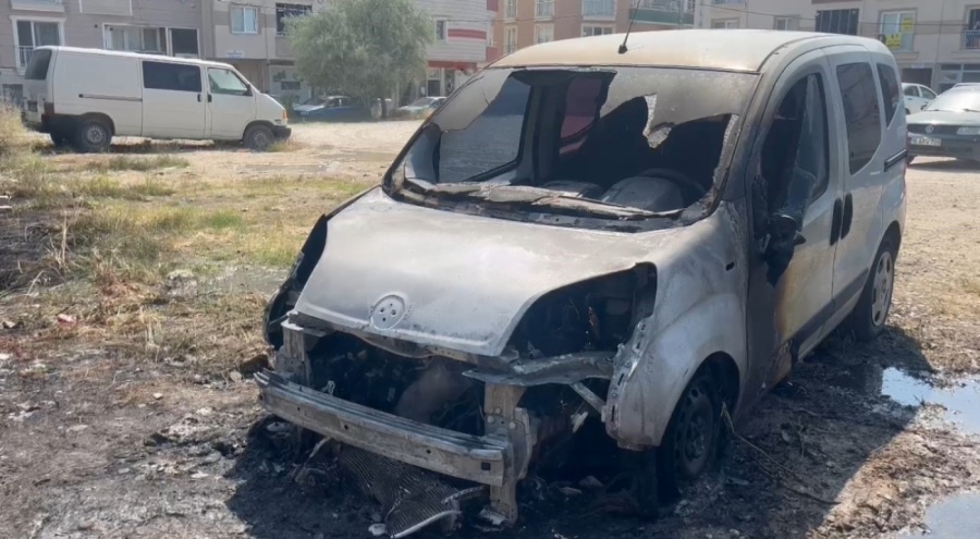 Osmangazi'de tarlada başlayan yangın, 2 aracı küle çevirdi