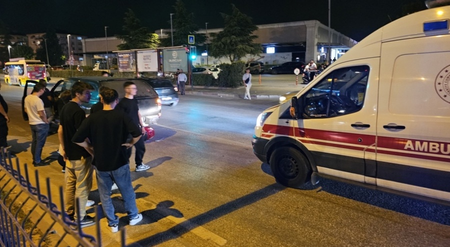 Bursa'da motosiklet sürücüsü aracın altına girdi