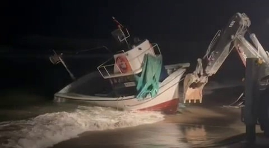 Sakarya'da 8 metrelik balıkçı teknesi karaya oturdu