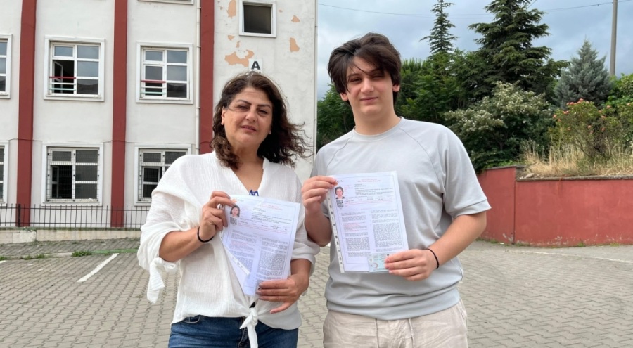 Bursa'da anne oğul aynı okulda sınava girdi