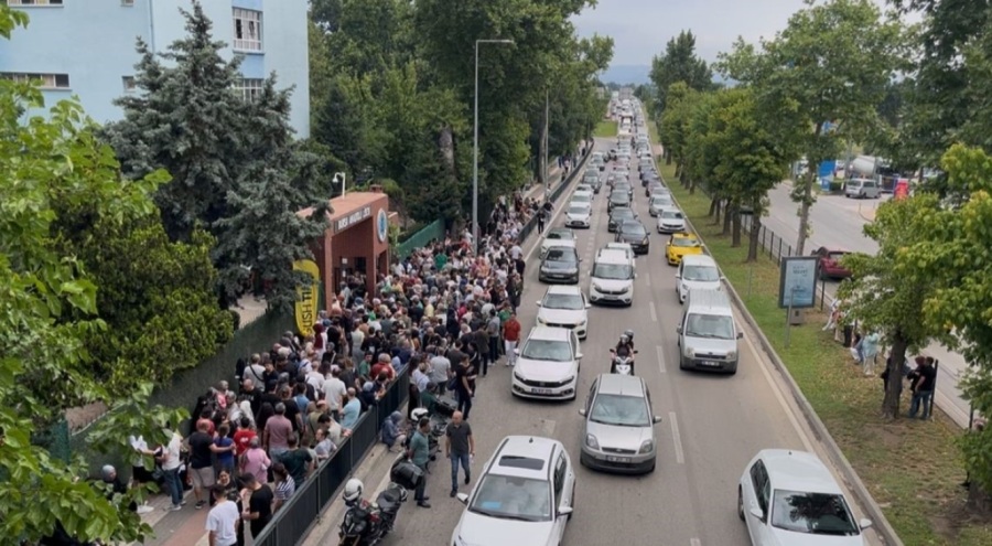 Bursa'da YKS öncesi trafik yoğunluğu zor anlar yaşattı