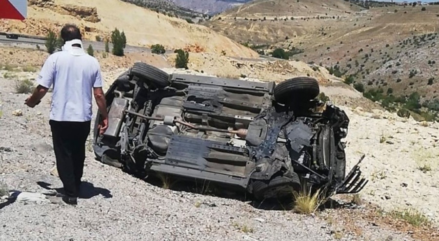 Otomobil bariyerlere çarparak takla attı: 1 ölü, 2 yaralı
