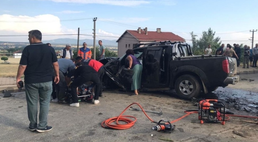 İki araç kafa kafaya çarpıştı: Sürücü hayatını kaybetti