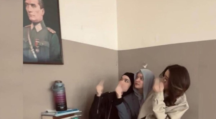 Atatürk portresi önünde çirkin poz! Soruşturma başlatıldı