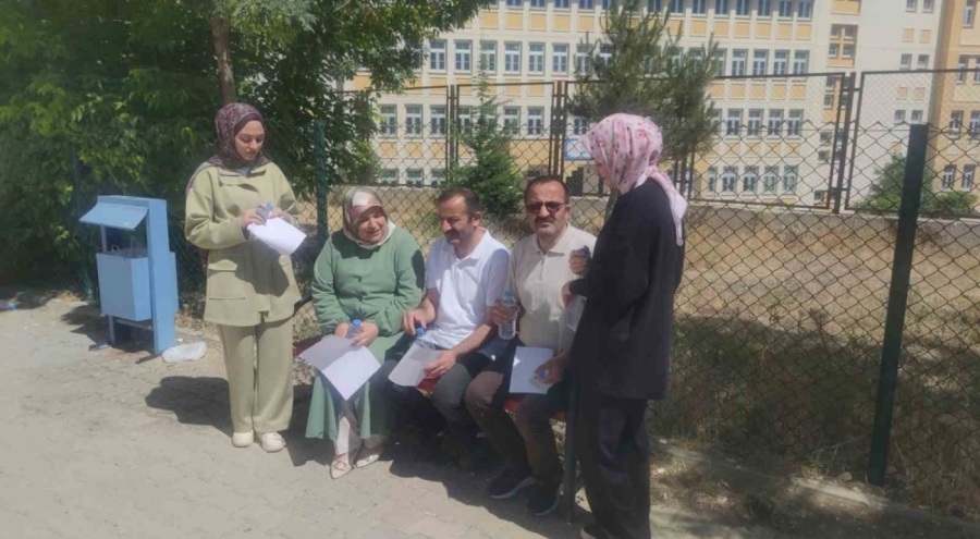 Van'da ikiz kardeşler kızlarıyla birlikte YKS'ye girdi
