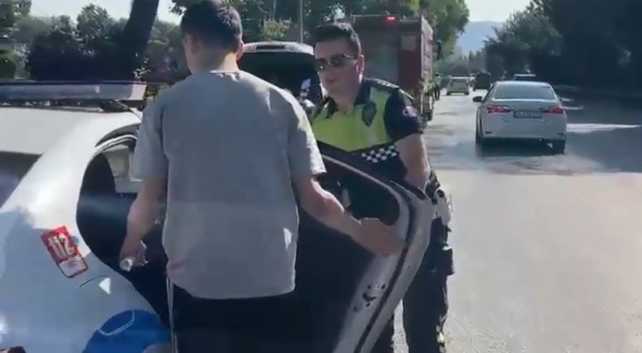 Bursa'da sınava giderken kaza yapan genci polis ekipleri yetiştirdi!
