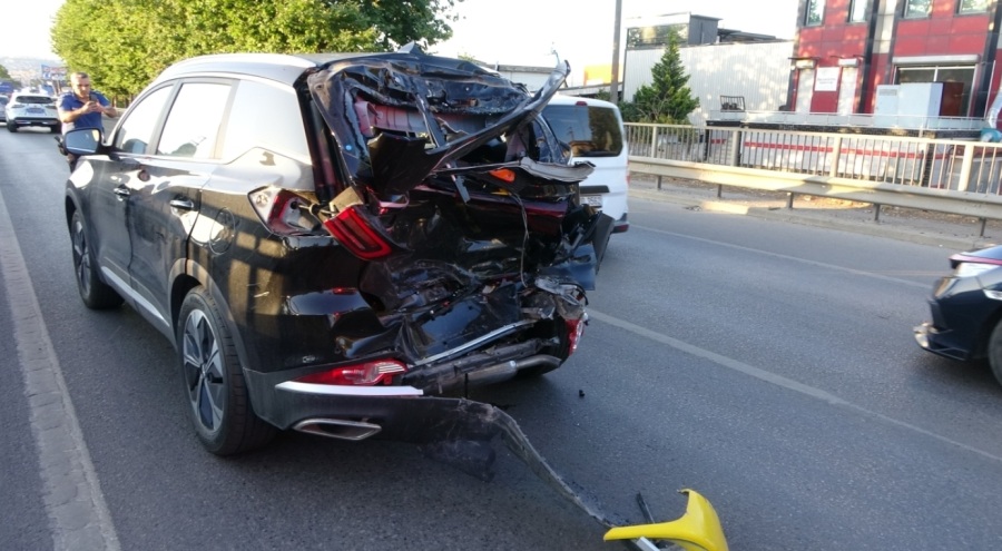 Yeni alınan araca kamyon çarptı