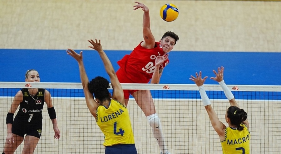 Voleybolcu Ebrar Karakurt: "3. seti kaybettikten sonra motivasyon kaybı yaşadık"