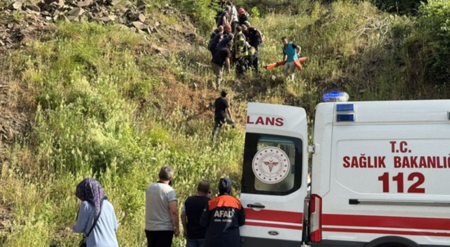 Kayalıklardan düşen kadın öldü, iki oğlu yaralandı