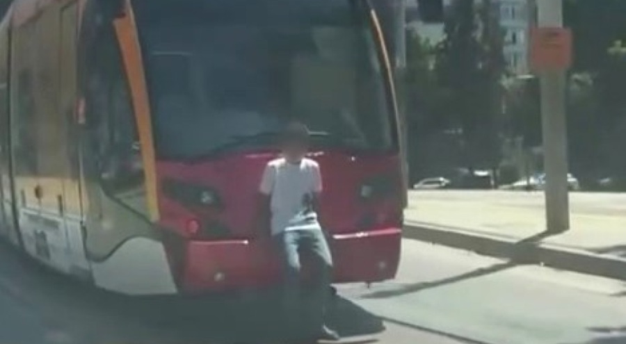 Bursa'da tramvaya tutunan genç korkuttu!