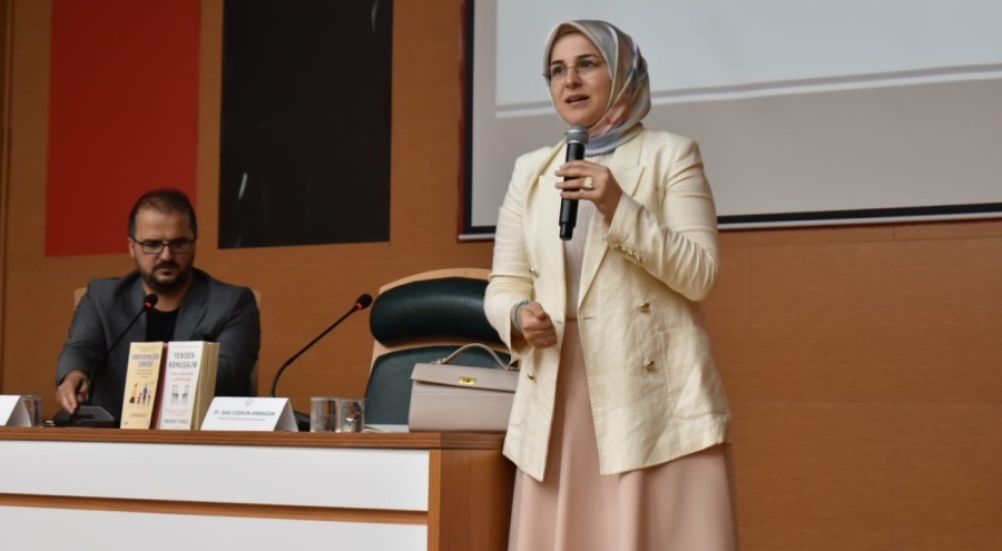 Bursa'da "Dijital Dünyada Aile Aklını Korumak" konferansı gerçekleştirildi