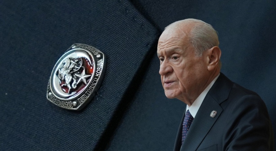 Aylar sonra kürsüden seslenen Bahçeli'nin rozeti dikkat çekti