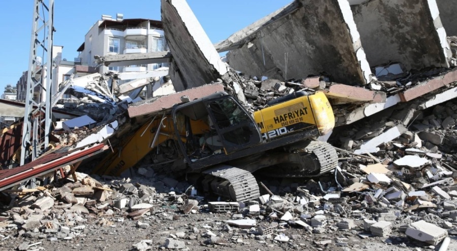 Ağır hasarlı bina yıkım sırasında iş makinesinin üzerine çöktü
