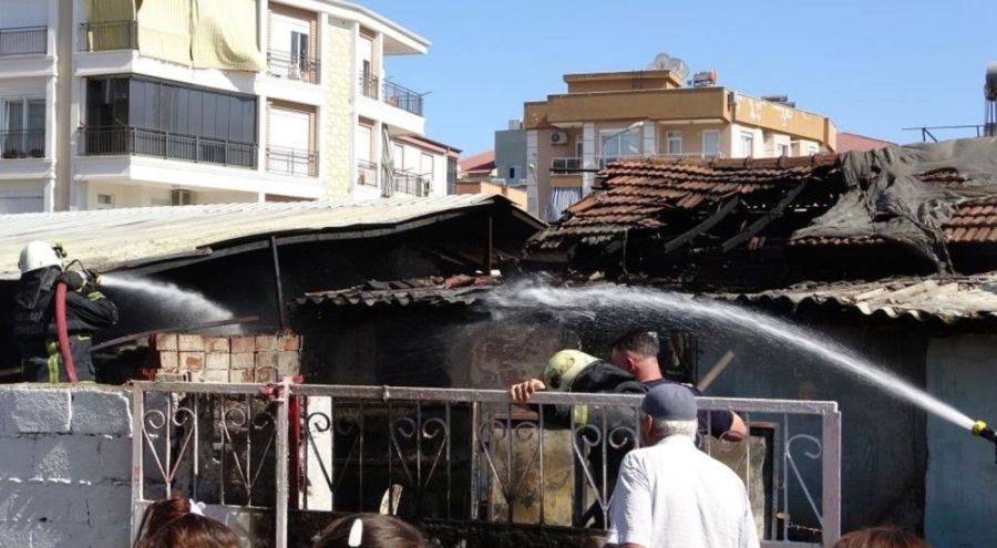 Antalya'da hurda malzemelerden yangın çıktı