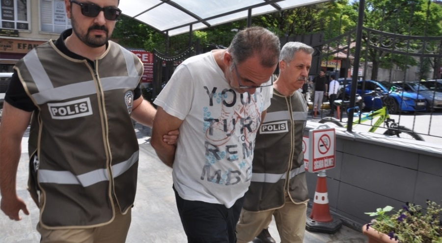 Köpeğin boğazını sıkarak yere atan adamın cezası belli oldu