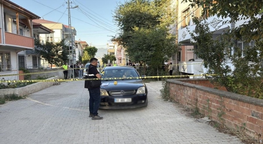 Komşusunun kullandığı aracın altında kalan 3 yaşındaki Efe, can verdi