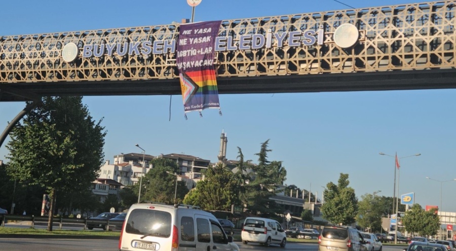 Kadın Savunması'ndan LGBTİQ+ yasağına Bursa'da bayraklı tepki: "Ne yasa, ne yasak!"