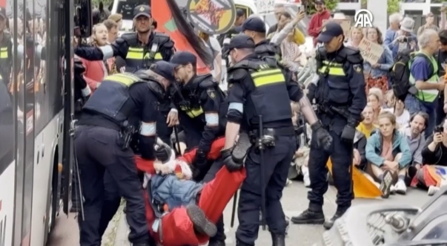 NATO zirvesini protesto eden aktivistlere polis müdahale etti
