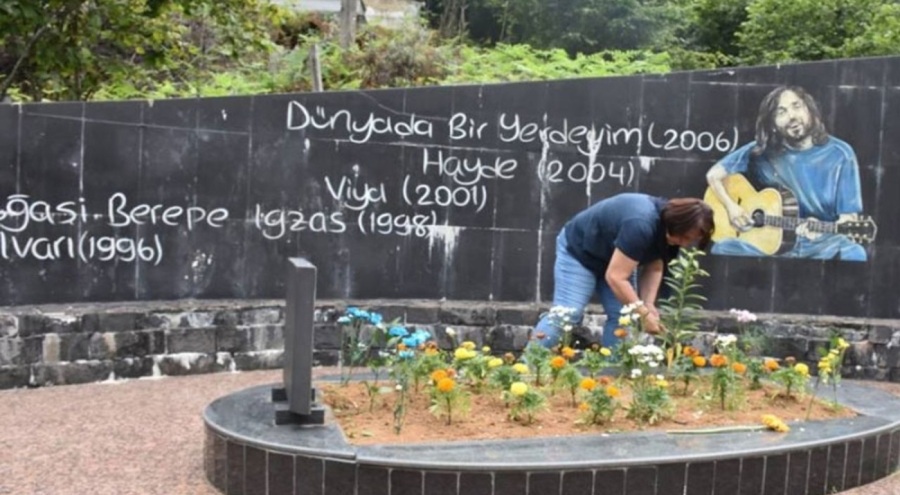 "Şair ceketli çocuk" Kazım Koyuncu vefatının 20 yılında mezarı başında anıldı