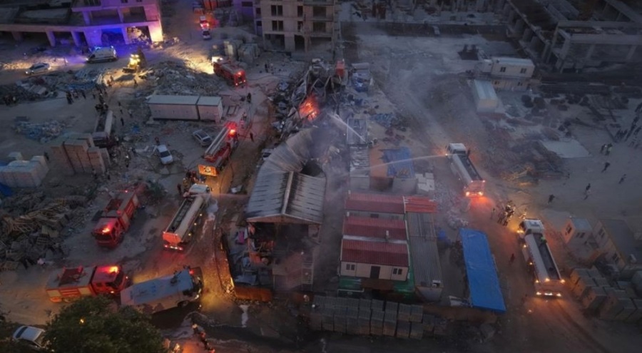 İşçilerin kaldığı prefabrik yatakhane alev alev yandı