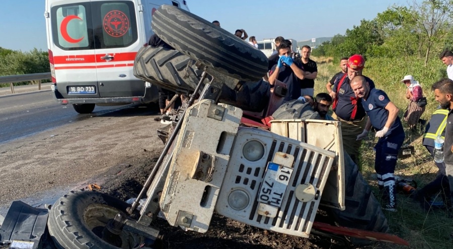 Bursa'da traktör ile çekici çarpıştı: 1 yaralı