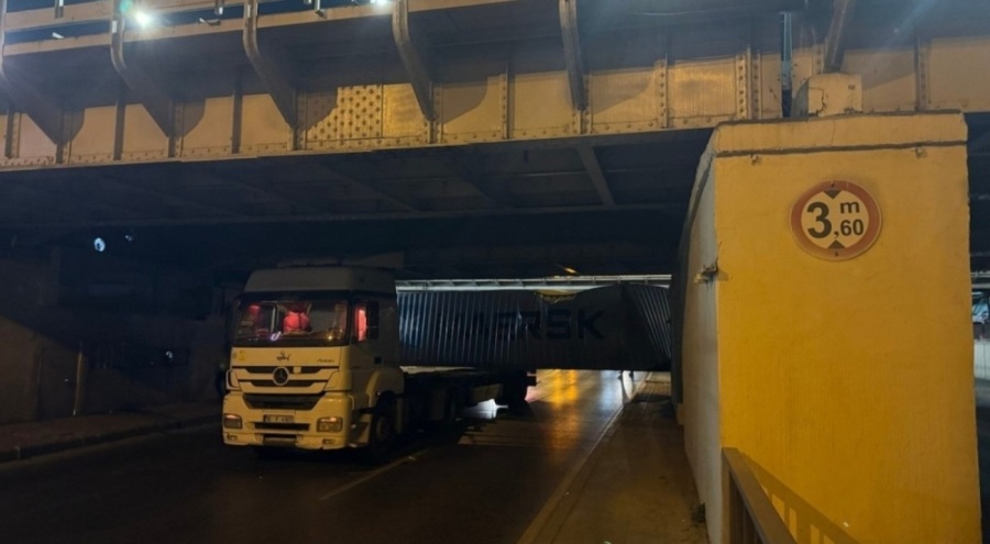 TIR dorsesindeki konteyner alt geçide takıldı